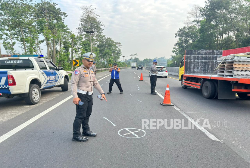 Polisi Melakukan Olah TKP Kecelakaan yang Menewaskan 2 Orang di Ruas Jalan Tol Purbaleunyi KM 111+200 di Kampung Cikuda, RT 02/04, Desa Nyalindung, Kecamatan Cipatat, Kabupaten Bandung Barat (KBB), Jawa Barat.