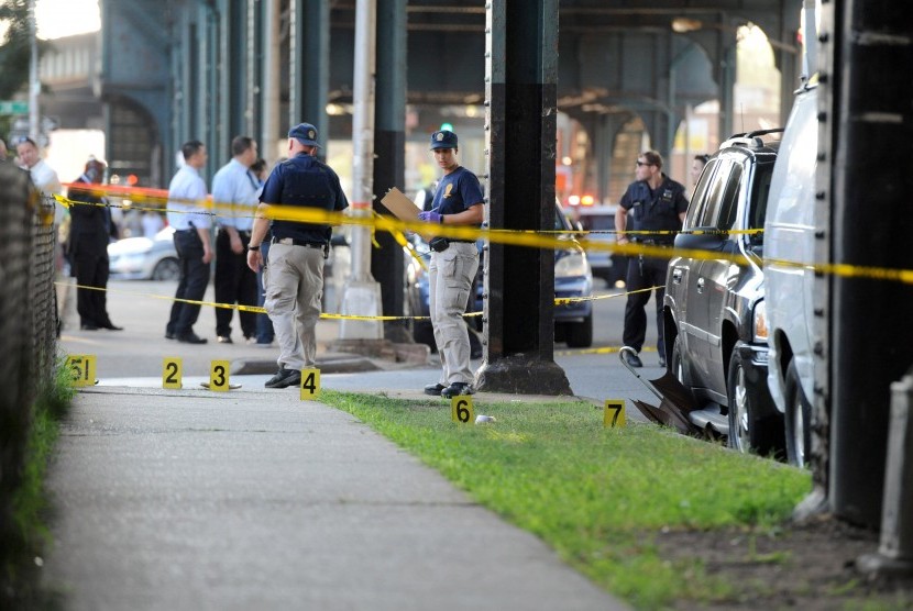 Polisi melakukan olah TKP pembunuhan imam masjid di Queens, Amerika Serikat