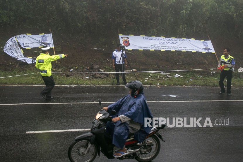 Polisi melakukan olah TKP usai kecelakaan tunggal kendaraan Mini bus (Isuzu Elf) di Jalur Tanjakan Emen, Subang, Jawa Barat, Senin (12/3). 