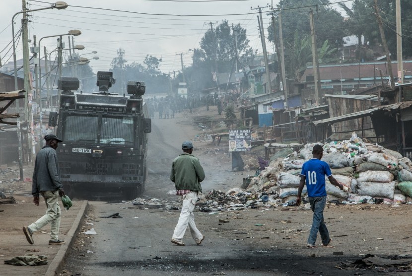 Polisi melakukan patroli di Nairobi, Kenya. 