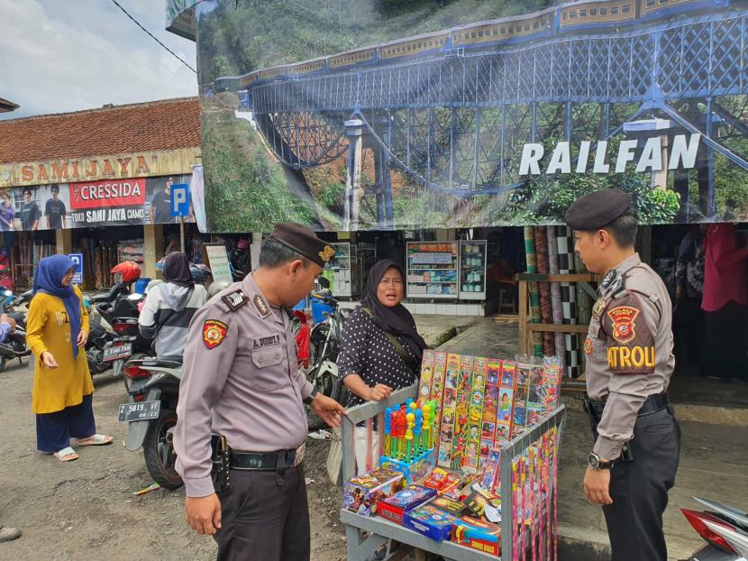 Polisi melakukan patroli ke sejumlah pedagang kembang api di Pasar Manis Ciamis, Kabupaten Ciamis, Sabtu (1/4/2023). 