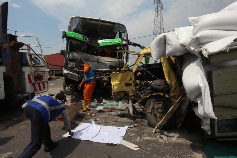 Polisi melakukan pemeriksaan di lokasi kecelakan bus pariwisata dengan truk di Tol Dupak - Tanjung Perak Surabaya, Jawa Timur, Sabtu (5/3/2022). Kecelakaan antara bus pariwisata bernopol D 7610 AT yang memuat rombongan peziarah dengan truk 