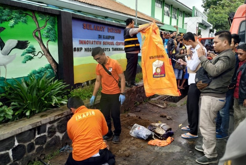 Siswi SMP Meninggal di Gorong-Gorong Dibunuh Ayahnya Sendiri (Foto: lokasi penemuan jasad siswi SMP di dalam gorong-gorong)
