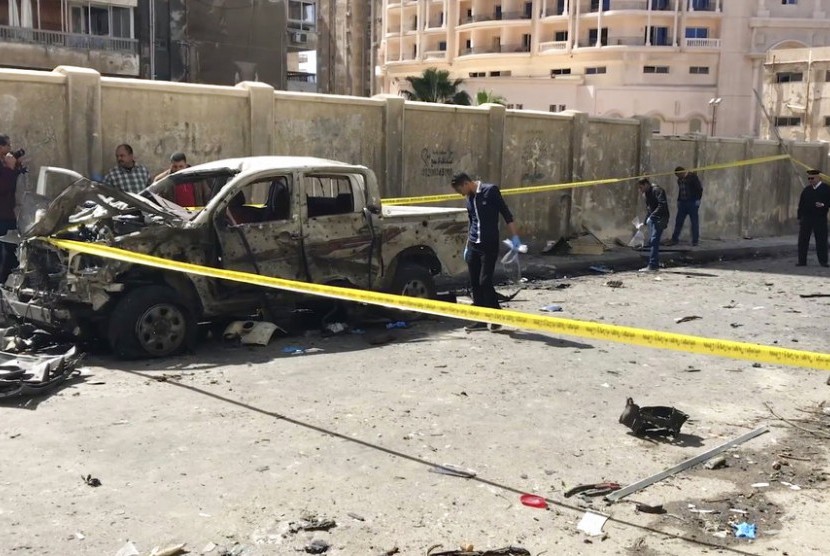 Polisi melakukan pemeriksaan terhadap kendaraan yang sebelumnya diletakkan bom dan meledak di Alexandria, Mesir, Sabtu (24/3).