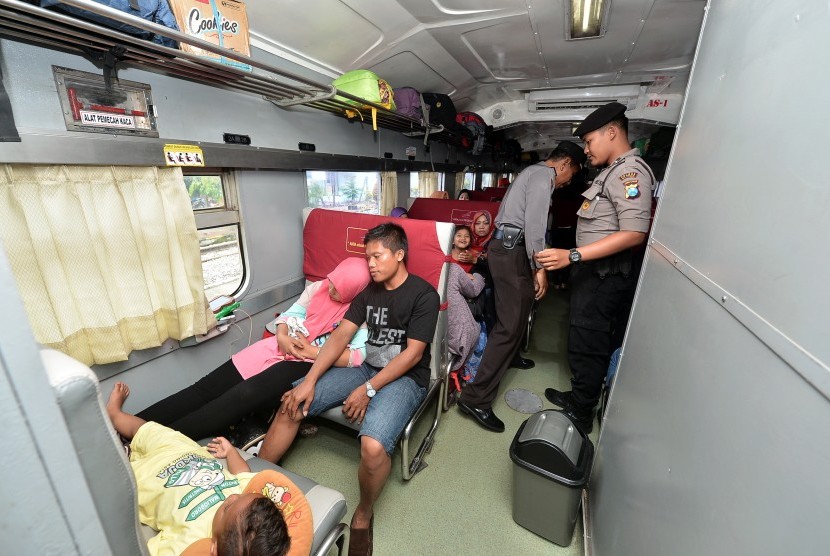 Polisi melakukan pemeriksaan terhadap penumpang kereta api. ilustrasi