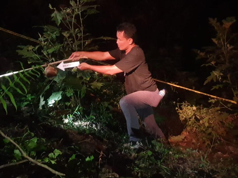 Polisi melakukan pemeriksaan TKP penemuan kerangka manusia di perbukitan wilayah Desa Karangbawang, Kecamatan Rembang, Purbalingga.