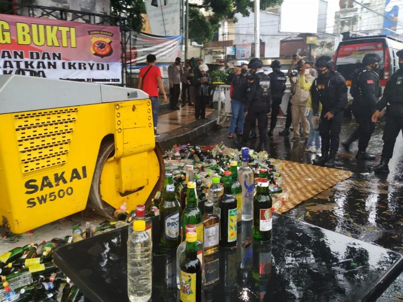 Polisi melakukan pemusnahan ribuan botol miras (ilustrasi).