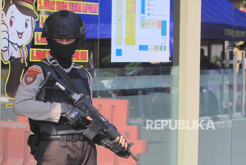 Polisi melakukan pengamanan di gerbang Mapolres Indramayu, Jawa Barat, Ahad (15/7). 