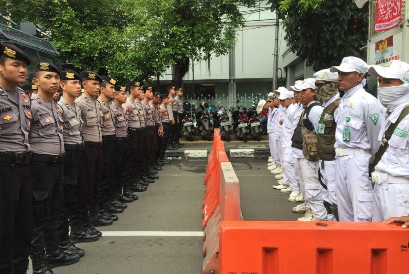 Polisi melakukan pengamanan di sidang Peninjauan Kembali (PK) Basuki Tjahaja Purnama alias Ahok di Pengadilan Negeri Jakarta Pusat, Senin (26/2).
