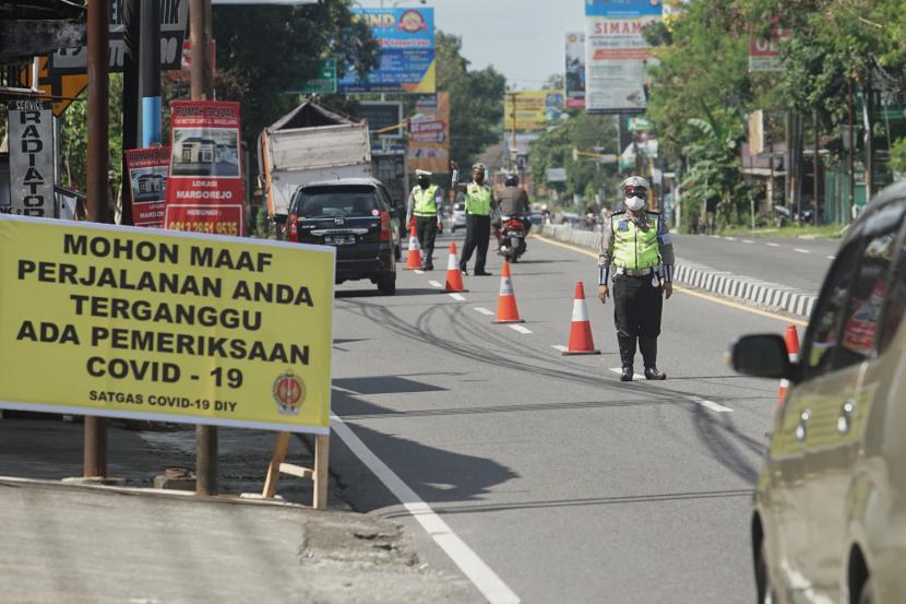 Polisi melakukan pengawasan kendaraan saat operasi pengawasan kendaraan di perbatasan Daerah Istimewa Yogyakarta (DIY) - Magelang, Jateng, Tempel, Sleman, DIY. Ilustrasi