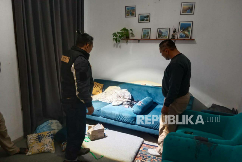 Polisi Melakukan Pengecekan Lokasi Penyiraman Air Keras Suami Terhadap Istri di Kampung Pasir Bisoro, RT 01/02, Desa Wangunsari, Kecamatan Sindangkerta, KBB