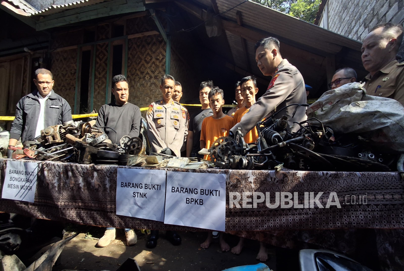 Polisi Melakukan Penggerebekan Sebuah Rumah di Kampung Ciharashas, RT 04/04, Desa Ciharashas, Kecamatan Cipeundeuy, Kabupaten Bandung Barat (KBB), Jawa Barat digerebek polisi pada Senin (30/6) yang Dijadikan Penampungan Motor Hasil Curian.