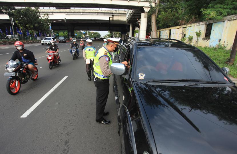 Polisi melakukan penindakan sanksi tilang kepada pengendara mobil yang melanggar peraturan ganjil genap di kawasan Jalan Pramuka Raya. Polda Metro Jaya belum berencana untuk menambah titik ganjil genap di Jakarta.