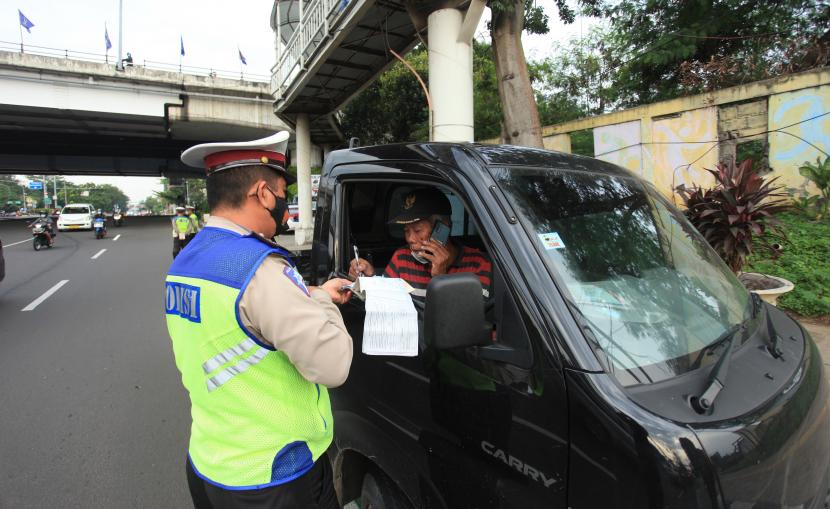 Polisi melakukan penindakan sanksi tilang kepada pengendara mobil yang melanggar peraturan ganjil genap. Polda Metro akan menambah jumlah kamera ETLE dan menghapus tilang manual.