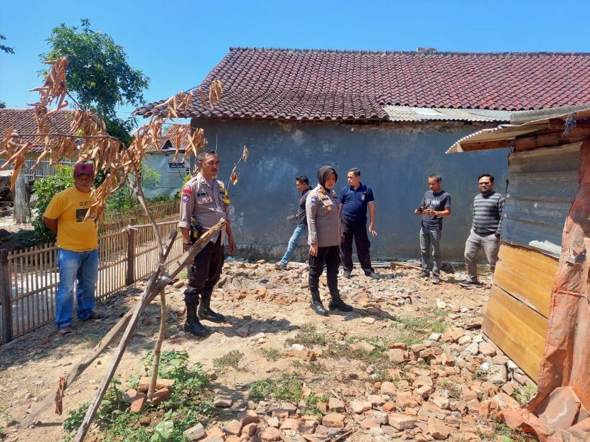 Polisi melakukan peninjauan terhadap rutilahu di Desa Karanglayung, Kecamatan Sukra, Kabupaten Indramayu, yang akan mendapat bantuan program Rutilahu Polri Presisi,  Sabtu (21/7/2023).