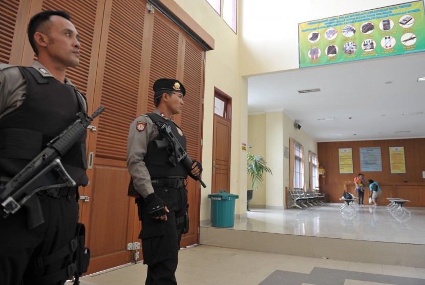 Polisi melakukan penjagaan di pintu masuk Lembaga Pemasyarakatan (Lapas) Kerobokan pasca bentokan, Denpasar, Bali.