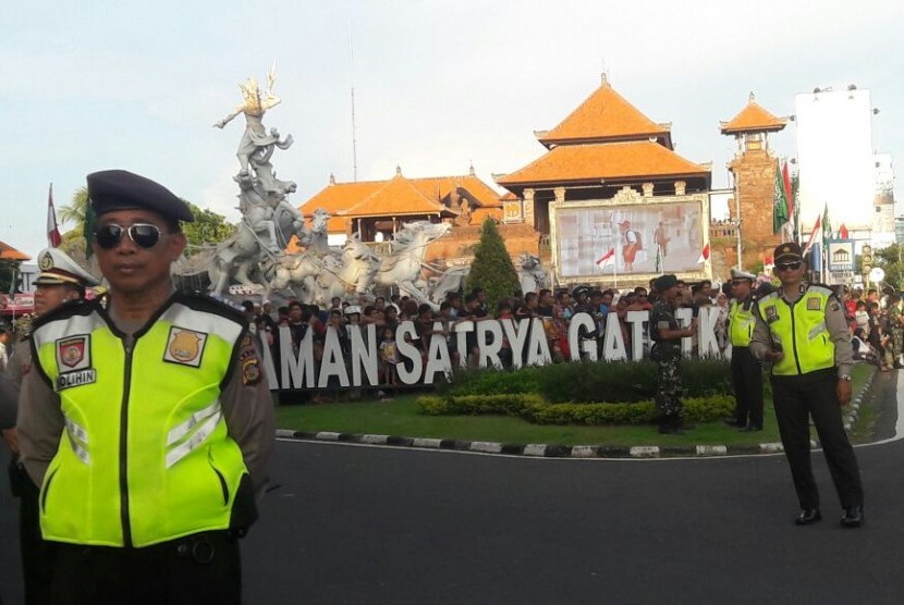 Polisi melakukan penjagaan menjelang kedatangan Raja Salman di Bandara Ngurah Rai, Denpasar, Bali, Sabtu (4/3).