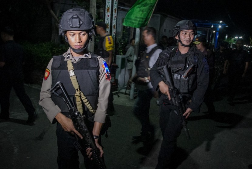 Polisi melakukan penjagaan saat penggeledahan rumah pelaku peledakan Pospam Kartasura di dusun Kranggan, Wirogunan, Kartasura, Sukoharjo, Jawa Tengah, Selasa (4/6/2019) dini hari.