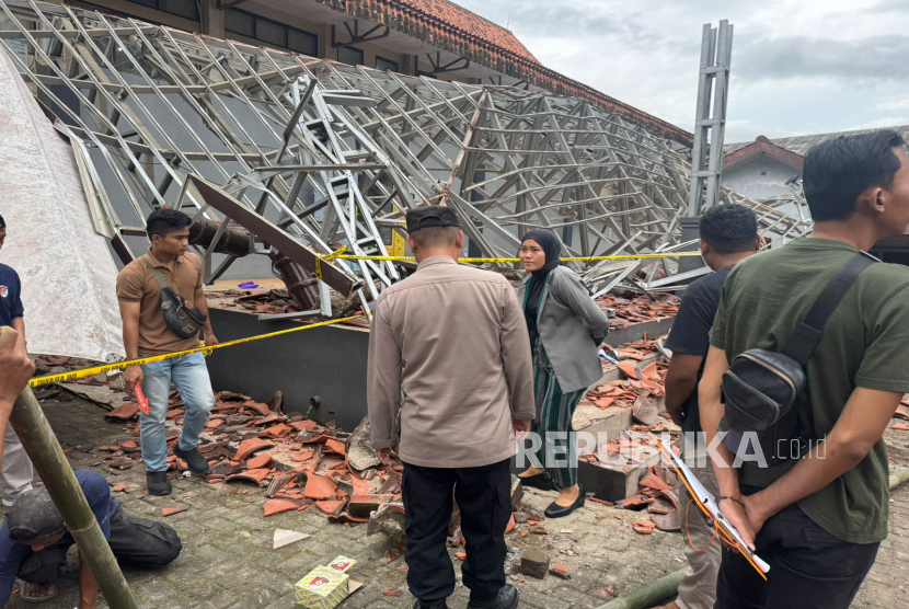 Atap Bangunan Gedung Unsil Roboh karena Rangka Lapuk, Satu Mahasiswa Harus Dioperasi