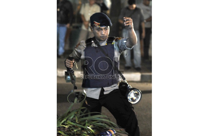  Polisi melakukan penyisiran di lokasi penembakan anggota Provost Mabes Polri Bripka Sukardi di Jalan HR Rasuna Said, Jakarta, Selasa (10/9) malam.  (Republika/Wihdan)