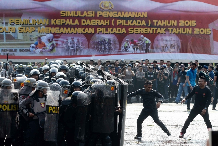 Polisi melakukan simulasi Pengamanan Pilkada Serentak 2015 di lapangan Lalu Lintas Polda Metro Jaya, Jakarta, Kamis (13/8).Republika/Yasin Habibi