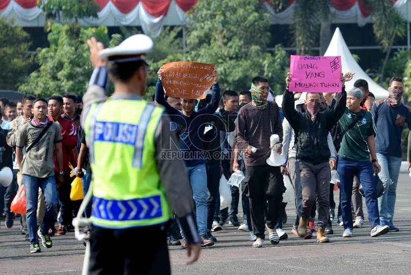 Polisi melakukan simulasi Pengamanan Pilkada Serentak 2015 (Republika/Yasin Habibi