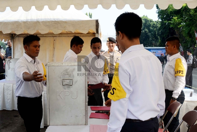 Polisi melakukan simulasi Pengamanan Pilkada Serentak 2015 di lapangan Lalu Lintas Polda Metro Jaya, Jakarta, Kamis (13/8).Republika/Yasin Habibi