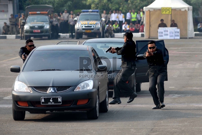 Polisi melakukan simulasi Pengamanan Pilkada Serentak 2015 di lapangan Lalu Lintas Polda Metro Jaya, Jakarta, Kamis (13/8).Republika/Yasin Habibi