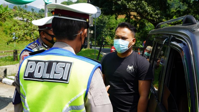 Polisi melakukan simulasi penyekatan kepada pemudik di Jalur Gentong, Kecamatan Kadipaten, Kabupaten Tasikmalaya, Jumat (30/4). 