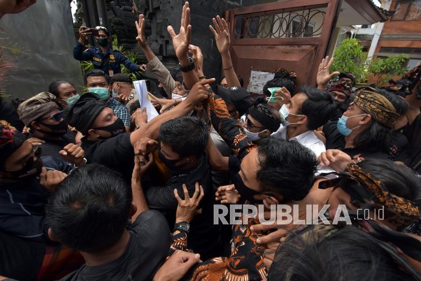 Polisi melerai pengunjuk rasa yang ricuh dalam aksi protes pernyataan anggota Dewan Perwakilan Daerah (DPD) Bali Arya Wedakarna. Arya Wedakarna laporkan pembuat video ke polisi dan 4 caleg ke Bawaslu.