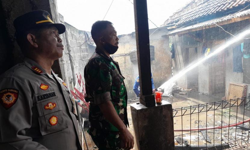 Polisi melihat pabrik tahu di Kecamatan Ciawi, Kabupaten Tasikmalaya, yang kebakaran pada Rabu (23/11/2022). 