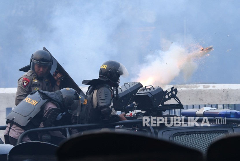 Polisi melontarkan gas air mata saat kericuhan dalam unjuk rasa di depan kompleks Parlemen di Jakarta, Selasa (24/9/2019).