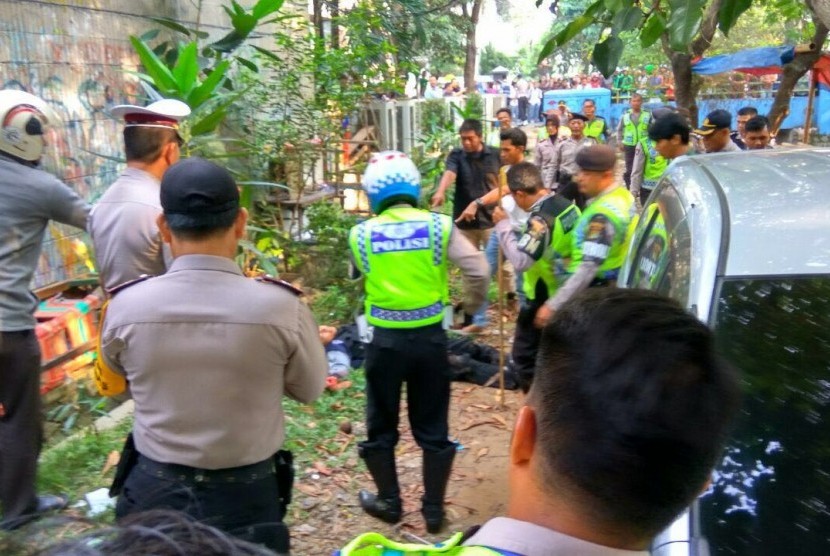 The assailant (SA) collapsed with multiple gunshots. He brutally attacked three police officers with a cleaver after put up a sticker resemble to IS flag in Cikokol Police Post, Tangerang, Banten on Thursday (10/20)