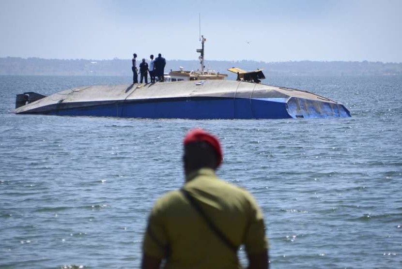  Polisi memandang kapal MV Nyerere yang terbalik di dekat Pulau Ukara, Tanzania, Ahad (23/9). Lebih dari 200 orang meinggal dunia dalam peristiwa kapal karam tersebut.