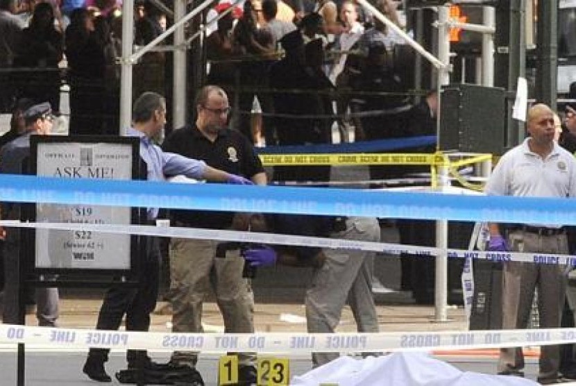 Polisi memasang garis polisi dan mengamankan lokasi penembakan di dekat Empire State Building, New York, Jumat (24/8/2012)