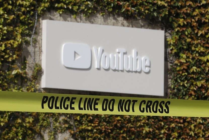 Polisi memasang garis polisi di kantor YouTube di San Bruno, Kalifornia.