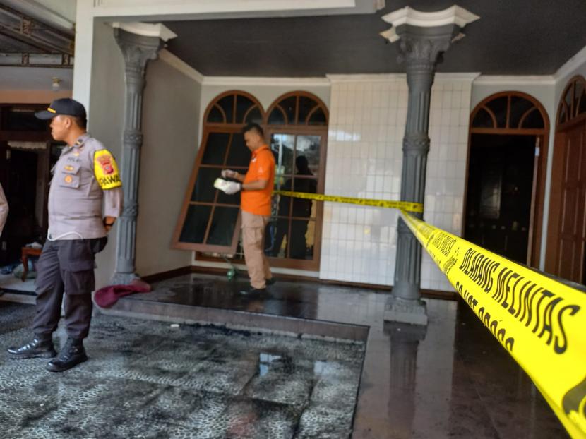 Polisi memasang garis polisi di TKP rumah kebakara, Kampung Cimerak, Kelurahan Sukaasih, Kecamatan Purbaratu, Kota Tasikmalaya, Selasa (23/8/2022). Kebakaran itu menyebabkan dua orang mengalami luka serius. 