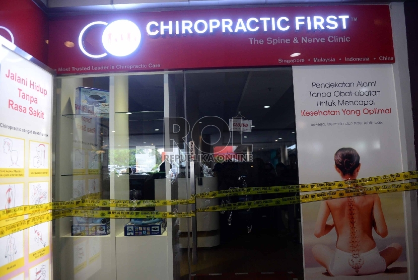 Polisi memasang segel di klinik Chiropractic First, Pondok Indah Mall, Jakarta, Kamis (7/1).   (Republika/Wihdan)