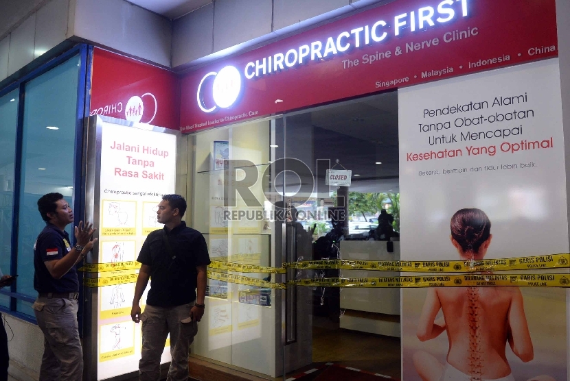 Polisi memasang segel di klinik Chiropractic First, Pondok Indah Mall, Jakarta, Kamis (7/1).   (Republika/Wihdan)