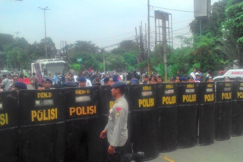 Polisi memasang tameng selepas pembacaan vonis sidang penistaan agama atas terdakwa Basuki Tjahaja Purnama alias Ahok di depan Gedung Kementerian Pertanian, Jakarta Selatan, Selasa (9/5).