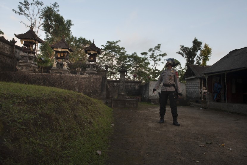 Polisi memastikan rumah warga sudah kosong setelah terjadinya peningkatan aktivitas Gunung Agung di Desa Temukus yaitu desa yang berjarak sekitar tiga kilometer dari puncak gunung itu di Karangasem, Bali, Kamis (21/9). 