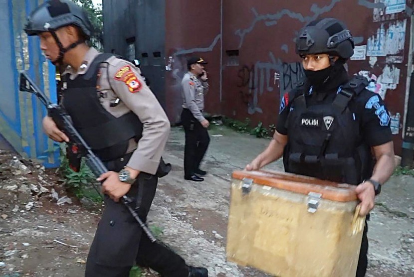 Anti-terror squad seizes evidences found during the arrest of suspected terrorist in Cibinong, West Java, Friday (May 17). 