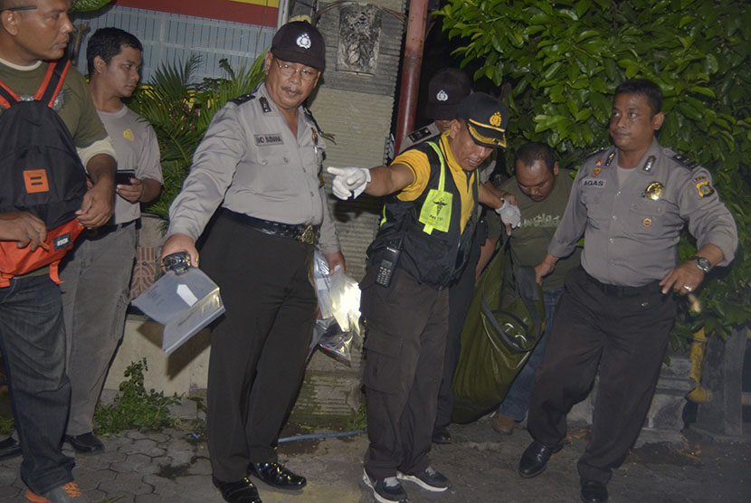 Polisi membawa kantong berisi jenazah korban bentrokan antar organisasi masyarakat (Ormas) Bali di Jalan Teuku Umar Kota Denpasar, Kamis (17/12). 