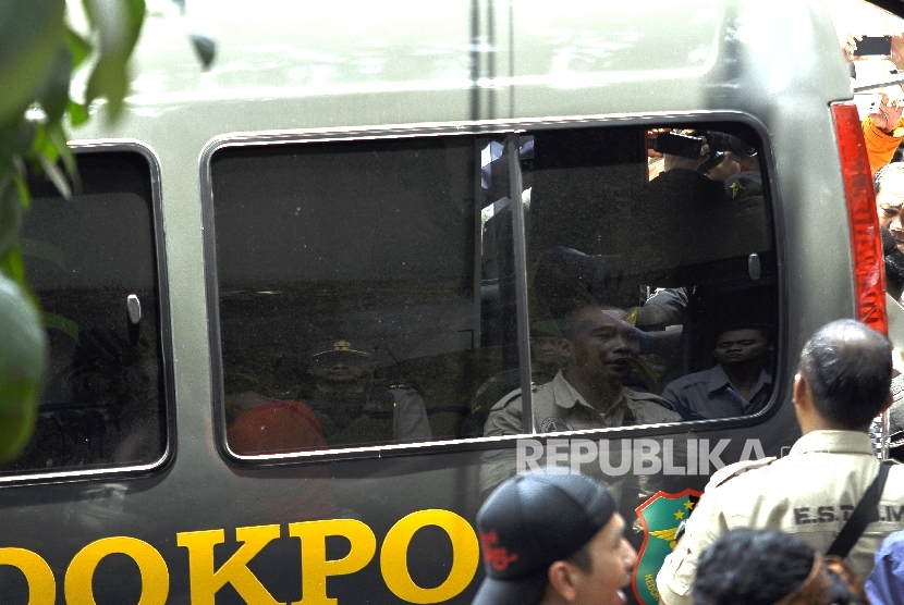  Polisi membawa pelaku bom panci ke dalam mobil ambulans di Kantor Kelurahan Arjuna, Jalan Arjuna, Kota Bandung, Senin (27/2).