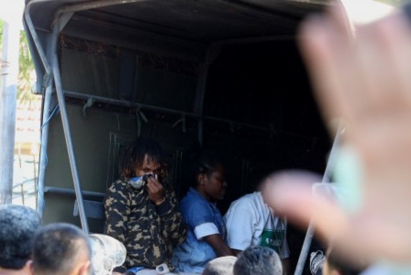 Polisi membawa sejumlah orang yang diamankan dari Asrama Mahasiswa Papua di Jalan Kalasan 10, Surabaya, Jawa Timur, Sabtu (17/8/2019). 
