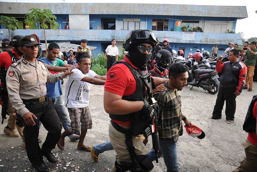 Polisi membawa sejumlah penghuni kontrakan saat menggerebek permukiman yang diduga sebagai sarang narkoba di Pondok Cina, Depok, Jawa Barat, Kamis (4/2). 