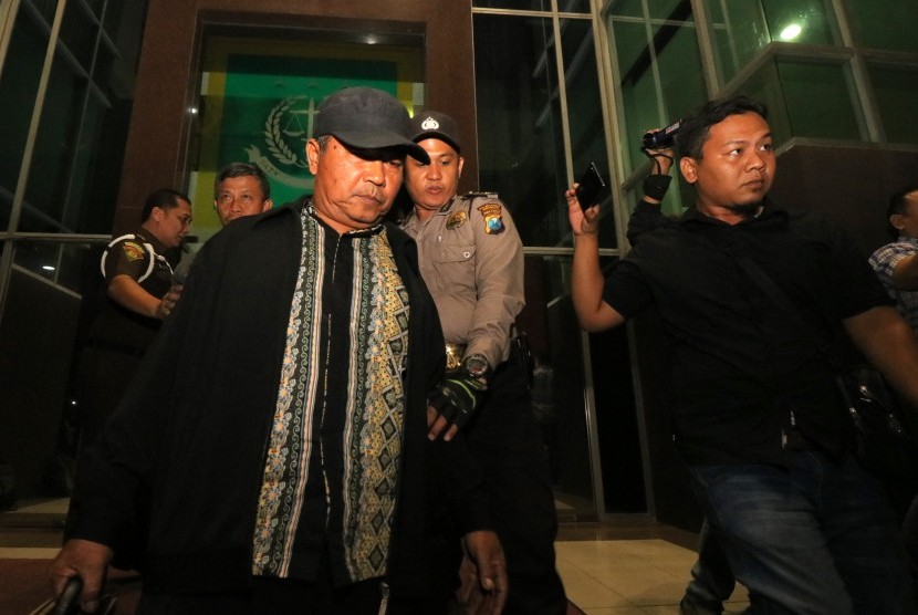 Polisi membawa sejumlah tersangka keluar gedung Kejaksaan Tinggi Jawa Timur, Surabaya, Jawa Timur, Senin (13/11). 