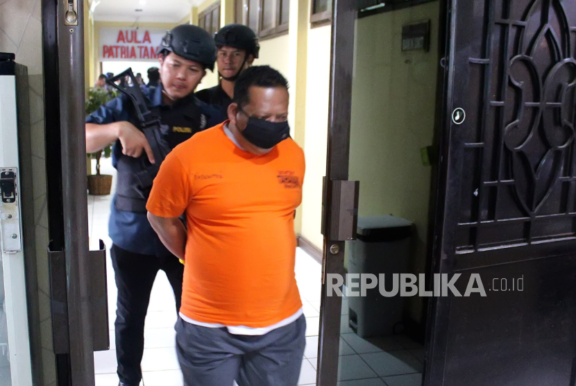 Polisi membawa seorang pria berinisial UFK tersangka pencabulan ke tahanan, Kamis (23/10/2025). UFK melakukan aksinya dengan modus sebagai orang pintar atau dukun di wilayah Panyileukan, Kota Bandung. 
