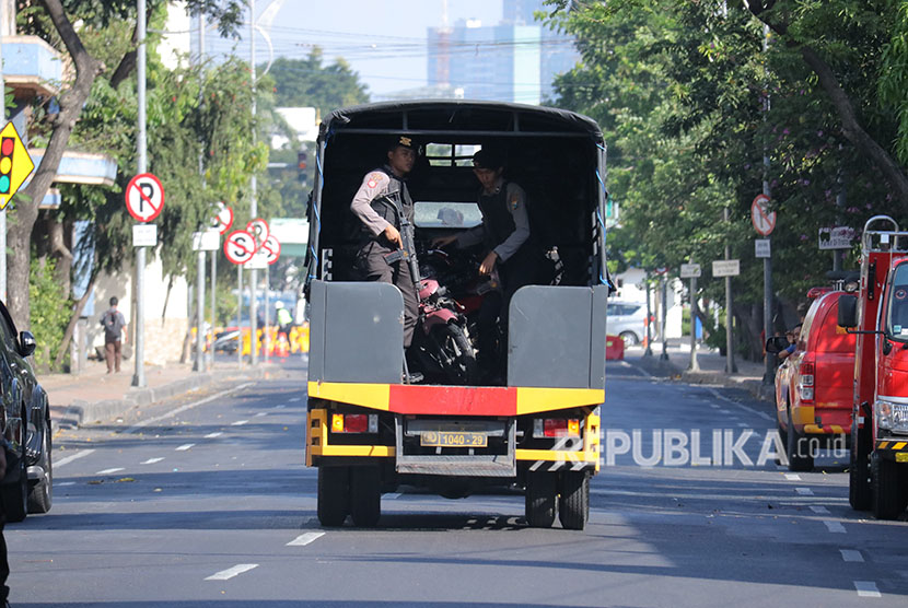 Polisi membawa sepeda motor pascateror bom di Polrestabes Surabaya, Jawa Timur, Senin (14/5). 
