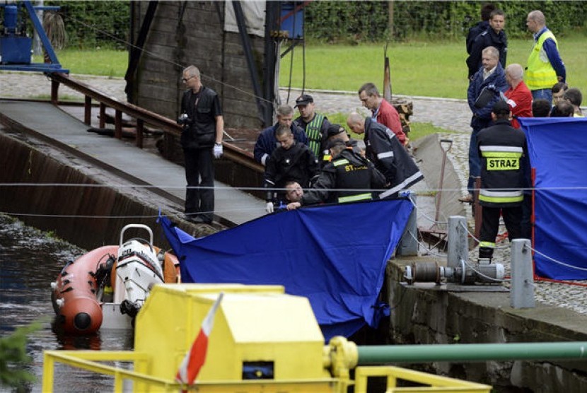 Polisi membawa sesosok jasad yang ditemukan mengambang di sebuah kanal di Bydgoszcz, Polandia, pada Rabu (20/6). 